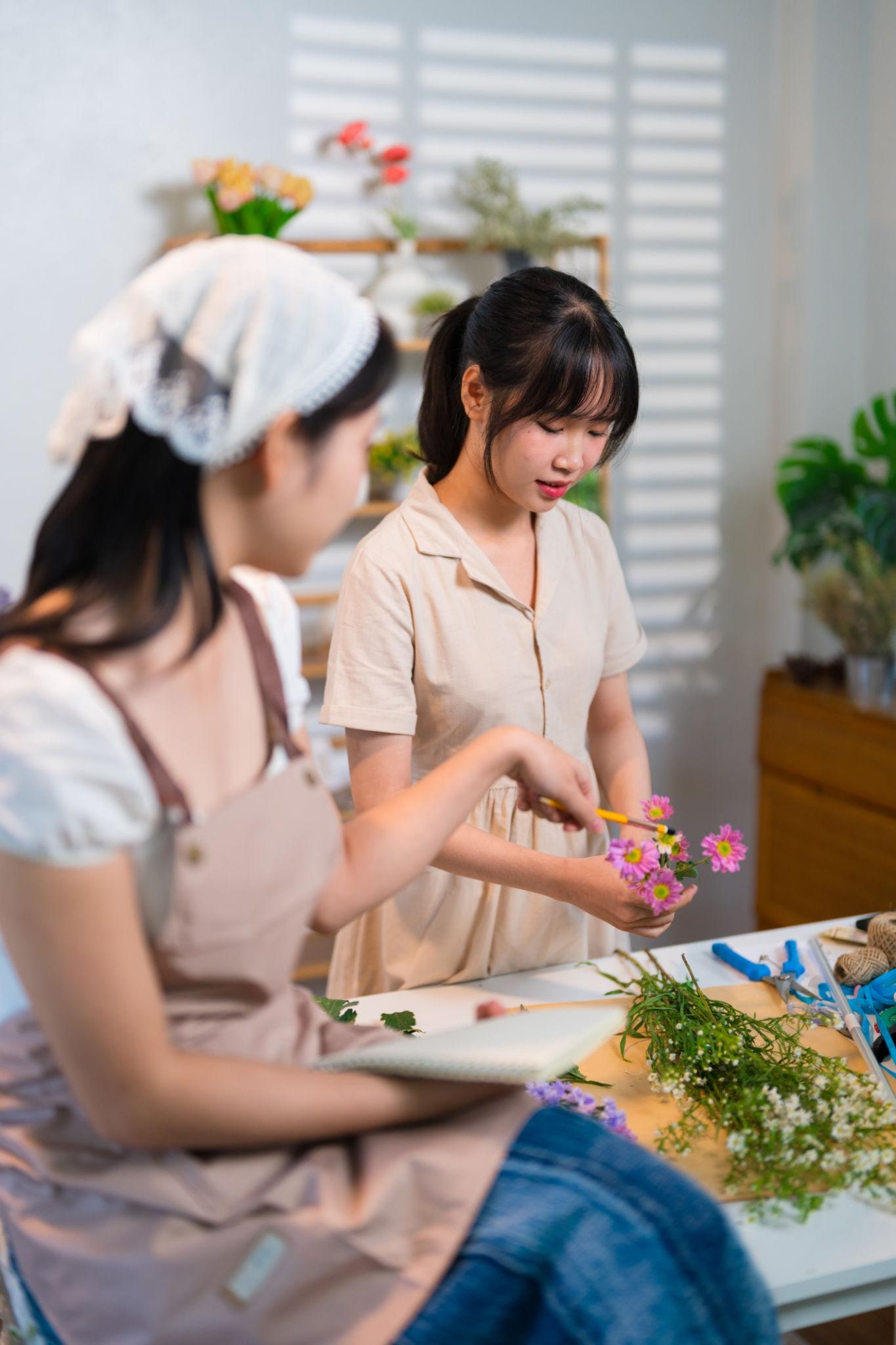 Florist hands arranging white flowers